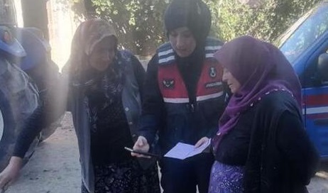 Jandarma, köy kadınlarına KADES'i tanıttı