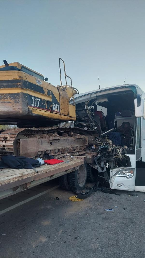 Tur otobüsü, çekiciyle taşınan iş makinesine çarptı; 1 ölü, 10 yaralı