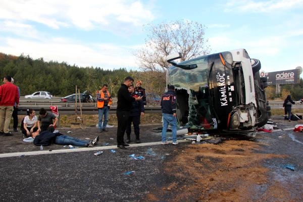Bolu'da yolcu otobüsü devrildi; 3 ölü, 32 yaralı 