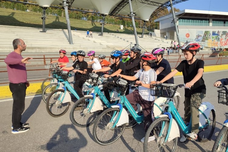 Sakarya'da çocuklar 'Ayçiçeği Bisiklet Vadisi'nde eğlenirken öğrendi