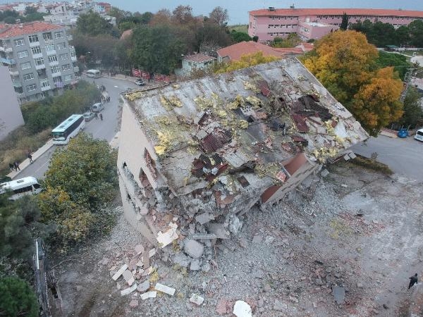 Sinop'ta yıkımı sırasında yan yatan bina çöktü