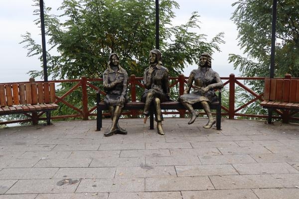Ordu'da 'üç kız' heykelinden birinin ayağı kırılarak tahrip edildi