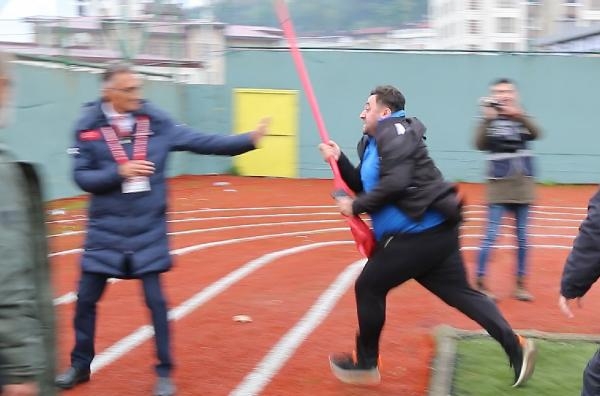 Trabzon'da amatör maçta hakemlere bayrak direğiyle saldırı