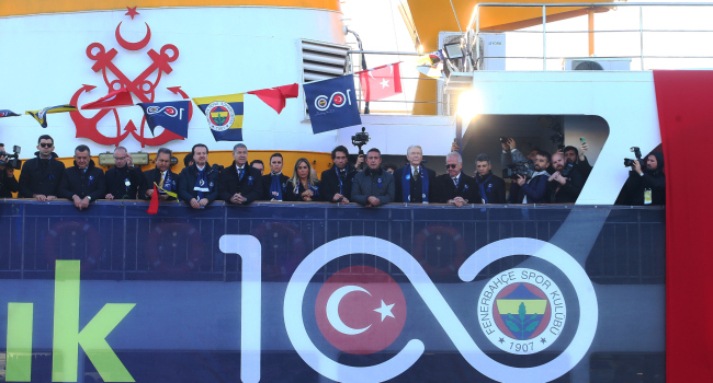 Fenerbahçe, Atatürk'ü Dolmabahçe Sarayı açıklarında andı