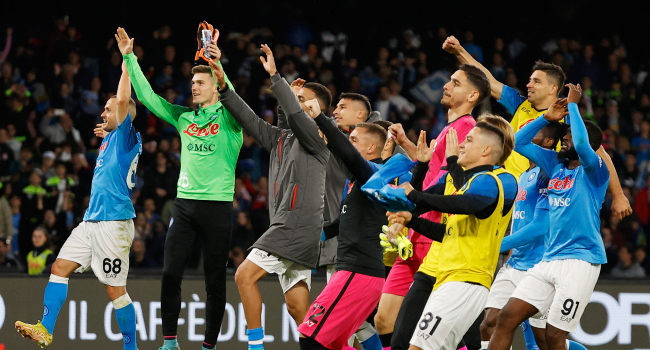 Napoli tutulmuyor! Üst üste 11. galibiyet