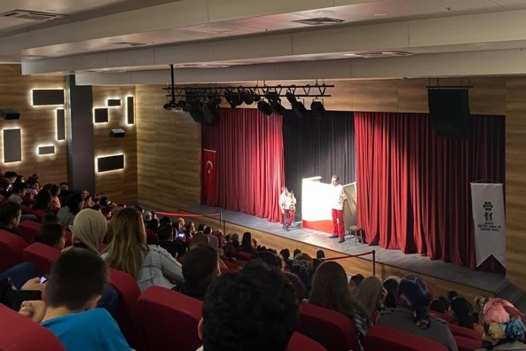 Bursa Gürsu'da çocukların ilk tiyatro buluşması