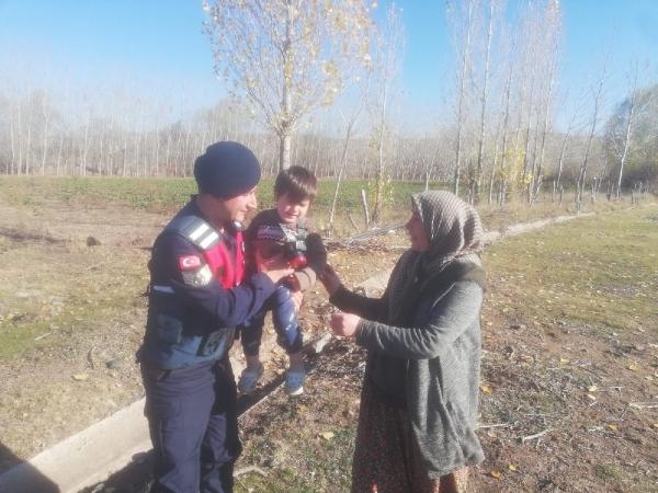Jandarma kayıp çocuğu pancar tarlasında buldu