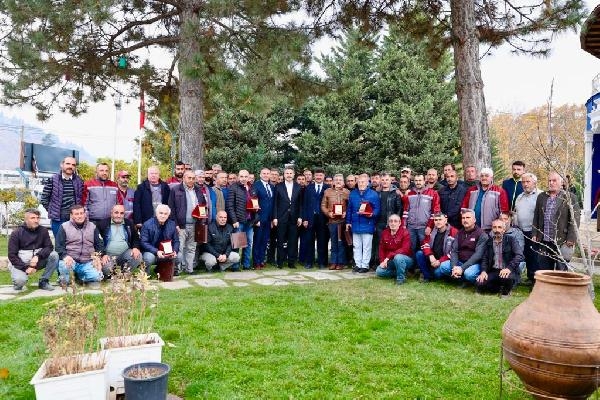 Başkan Eroğlu'ndan emekli personele plaket