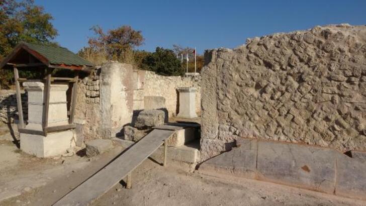 Alexandria Troas Antik Kenti'nde 2 bin yıllık odeion yapısının duvarı eski görünümüne kavuşuyor