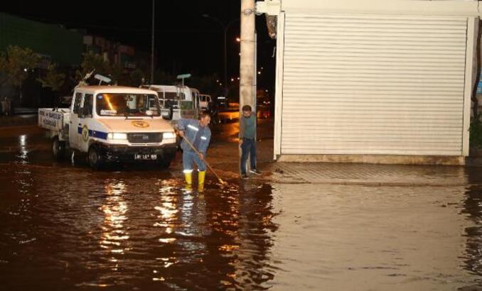 Yüreğir Belediyesi yağış sonrası tüm imkanlarıyla seferber oldu