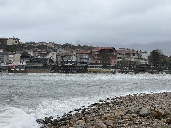 Bartın'da şiddetli rüzgar nedeniyle balıkçılar denize açılamadı