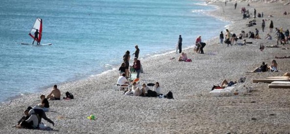 Turistler poyraza aldırmadan denize girdi