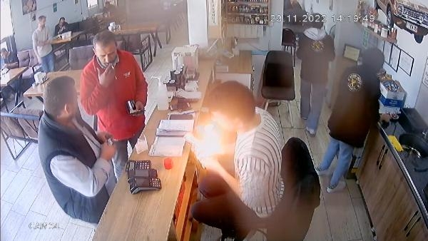 Çakmak doldurulurken patladı; o anlar kamerada 