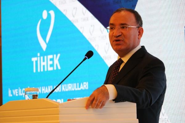 Bakan Bozdağ: 6'lı masa Türkiye'yi yönetecek cumhurbaşkanı değil, emir eri arıyor