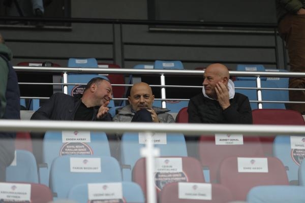 Jübile yapan Cüneyt Çakır, Trabzon’da hakem izledi