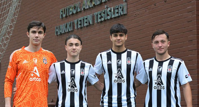 Beşiktaş 4 genç oyuncusuyla sözleşme imzaladı