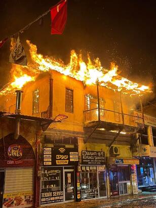 Kozan'da iki katlı binada çıkan yangın hasara neden oldu