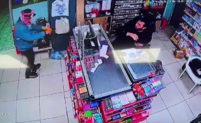 Şapkasına atkı, yüzüne de eşarp sarıp silahlı soygun yapmaya kalktı