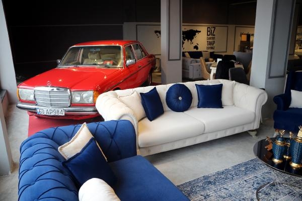 Dedesinin sattığı otomobili 11 yıl sonra bulup, babasına hediye etti