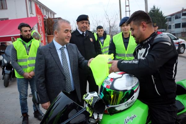 Jandarmadan motosiklet sürücülerine reflektif yelek denetimi