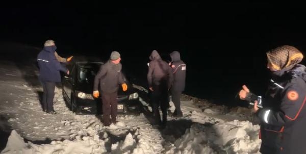 Bayburt'ta karda mahsur kalan 4 kişi kurtarıldı