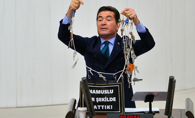 CHP’li Ahmet Kaya: “İşte Bunlar Batırdığınız Esnafımızın Anahtarları”