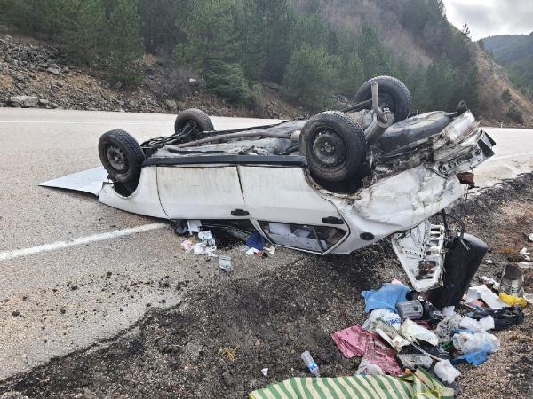 Takla atan otomobildeki 3 kişi yaralandı