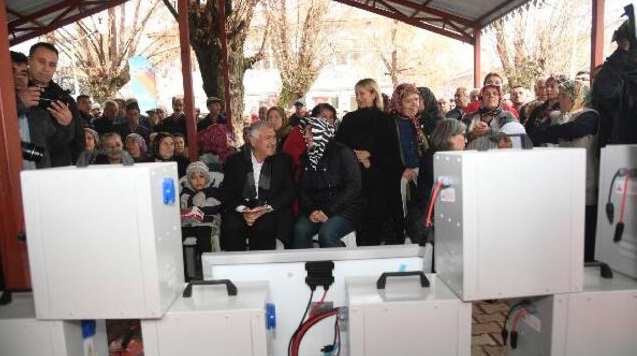 Başkan Karalar Tufanbeyli’de üreticiye mobil güneş enerjisi paneli dağıttı