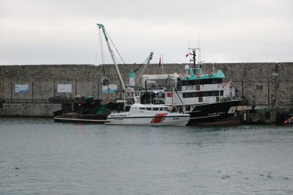 Zonguldak'ta tekneden düşen balıkçı için denizden ve havadan arama
