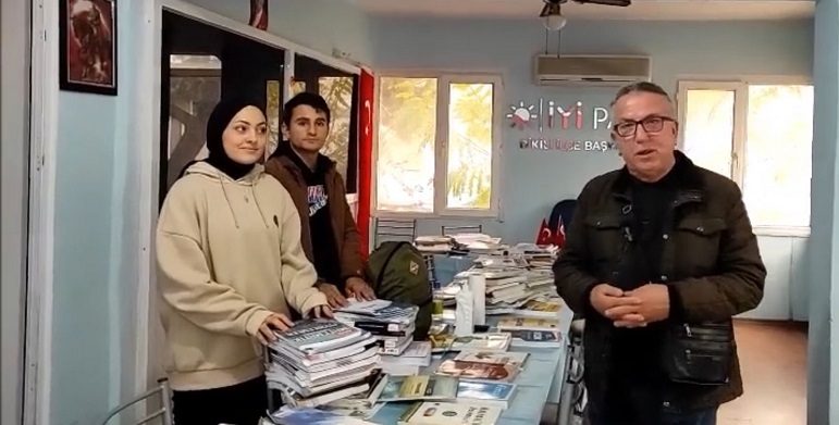 İYİ PARTİ DİKİLİ BAŞKANLIĞINDAN GENÇLERE KİTAP DESTEĞİ