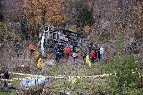 Servis kazasında yaralanan 9 öğrencinin tedavisi sürüyor, şoför yoğun bakımda
