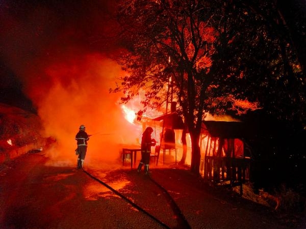 Rize’de barakada çıkan yangın korkuttu