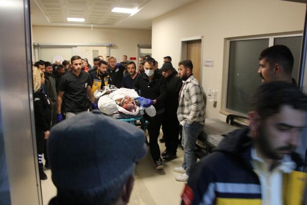Baba- oğul, 'borç- alacak' tartışmasında yaba ve keserle saldırdıkları husumetlilerini ağır yaraladı