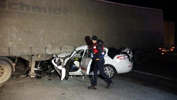 'Yasak' noktadan dönüş yapan TIR'a çarpan otomobilin sürücüsü öldü