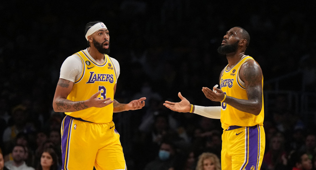LeBron James: Anthony Davis'i arıyoruz