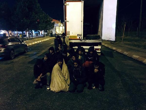 TIR'ın dorsesindeki gizli bölmeden 24 kaçak göçmen çıktı