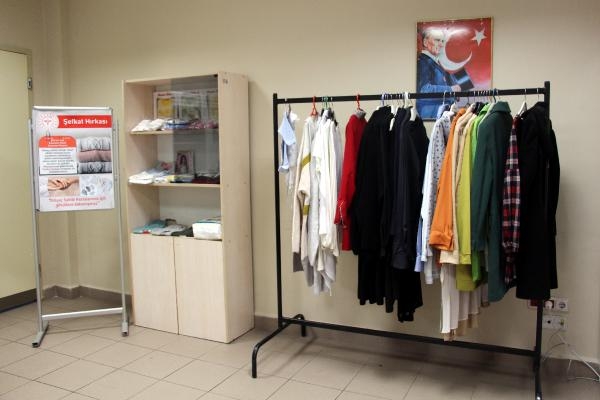 Acil hastalara bağışlanan kıyafetler veriliyor