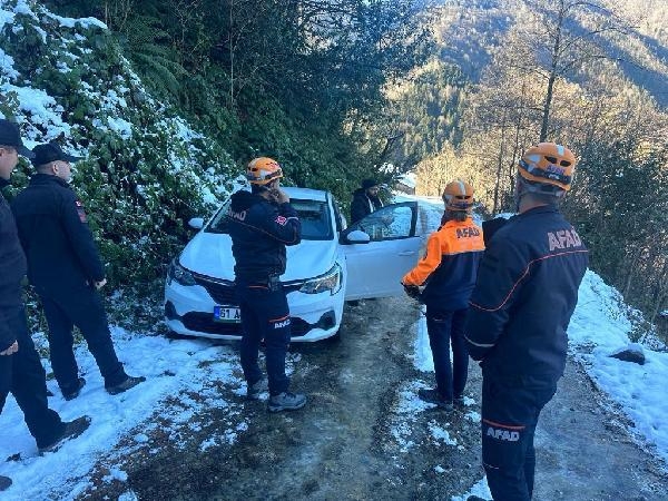 Karda araçları ile mahsur kalan turist çift, kurtarıldı