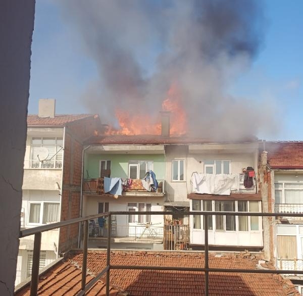 Tokat'ta pasaj çatısında yangın