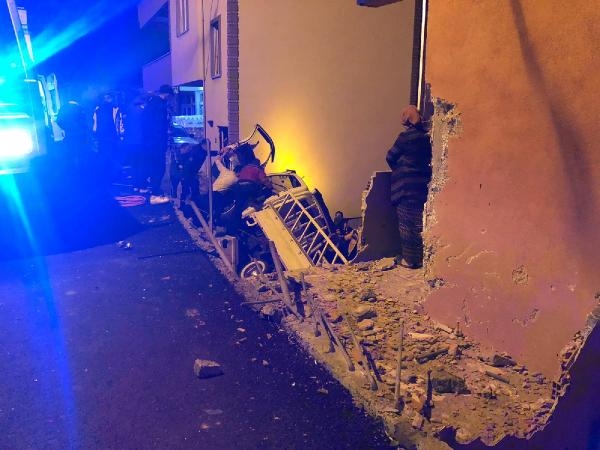 2 araca çarpan kamyonet apartman boşluğuna düştü
