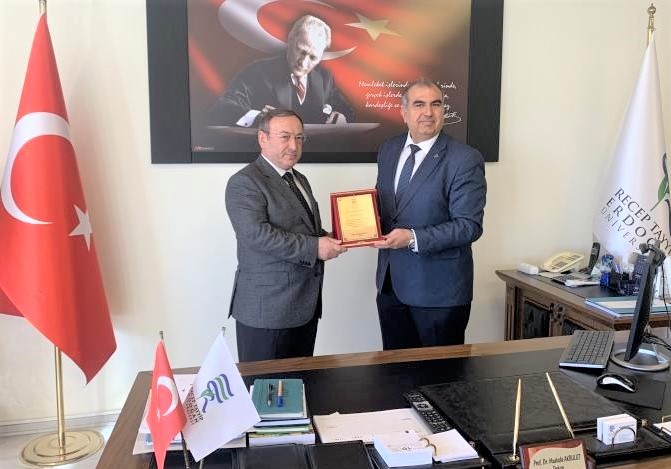RTEÜ Ziraat Fakültesinden Çaykur Genel Müdürü Âlim’e Teşekkür Plaketi