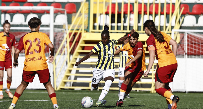 Kadınlar futbolda derbi zamanı