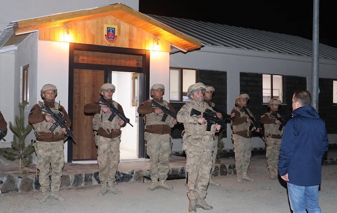 Vali Geceyi Askerinin Yanında Dağda Geçiriyor