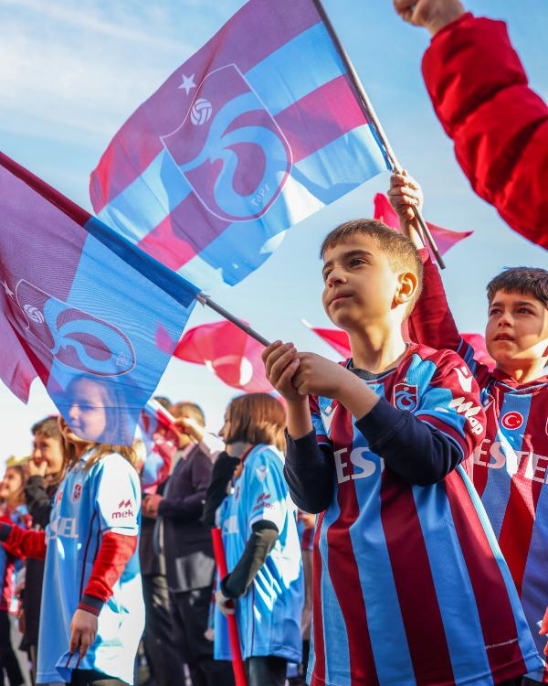 Ağaoğlu'ndan karne gününde 10 bin öğrenciye hediye forma