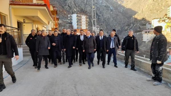 Bakan Soylu, Yusufeli’nde çocuklara karnelerini dağıttı