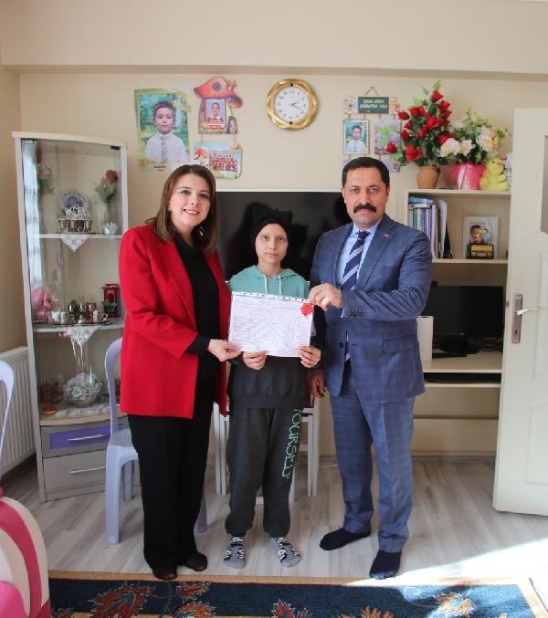 Evde eğitim gören Hicran’a karnesini Vali verdi