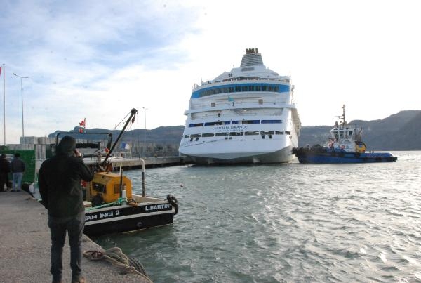 Usturmaçalara çarpan kruvaziyer, tamir için İstanbul'a götürülecek