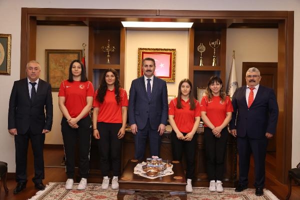 Başkan Eroğlu şampiyon güreşçileri ağırladı