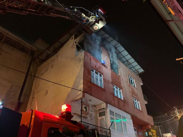 Yanan evde dumandan etkilenerek bayıldı, komşuları kurtardı 