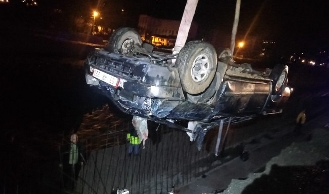 Rize plakalı otomobil Artvin'de dereye düştü, 1 kişi öldü, 1 kişi yaralandı
